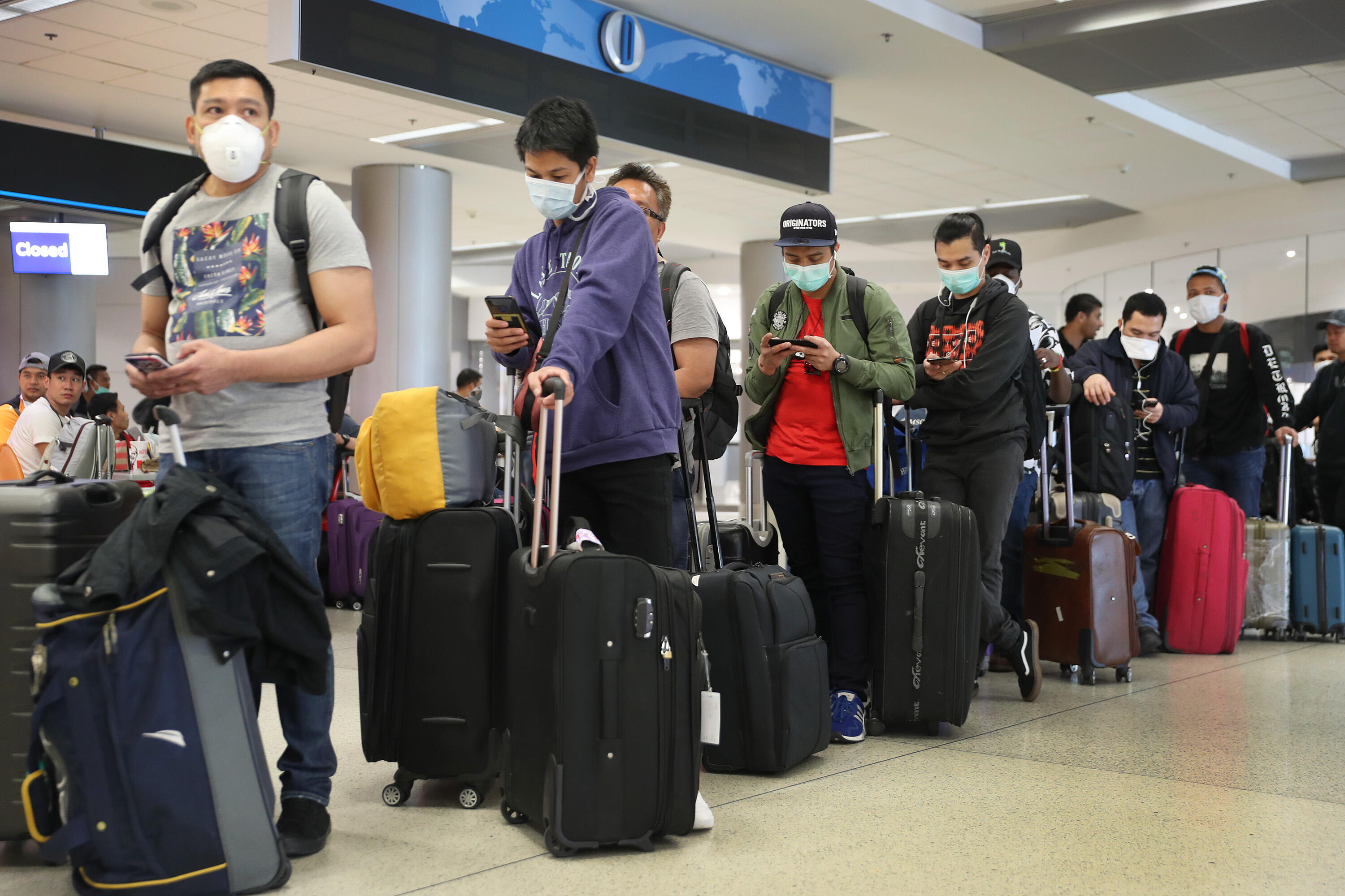 Уезжать ли в казахстан. Мигранты в аэропорту. Иностранцы в аэропорту. Туристы в аэропорту. Мигранты уезжают.