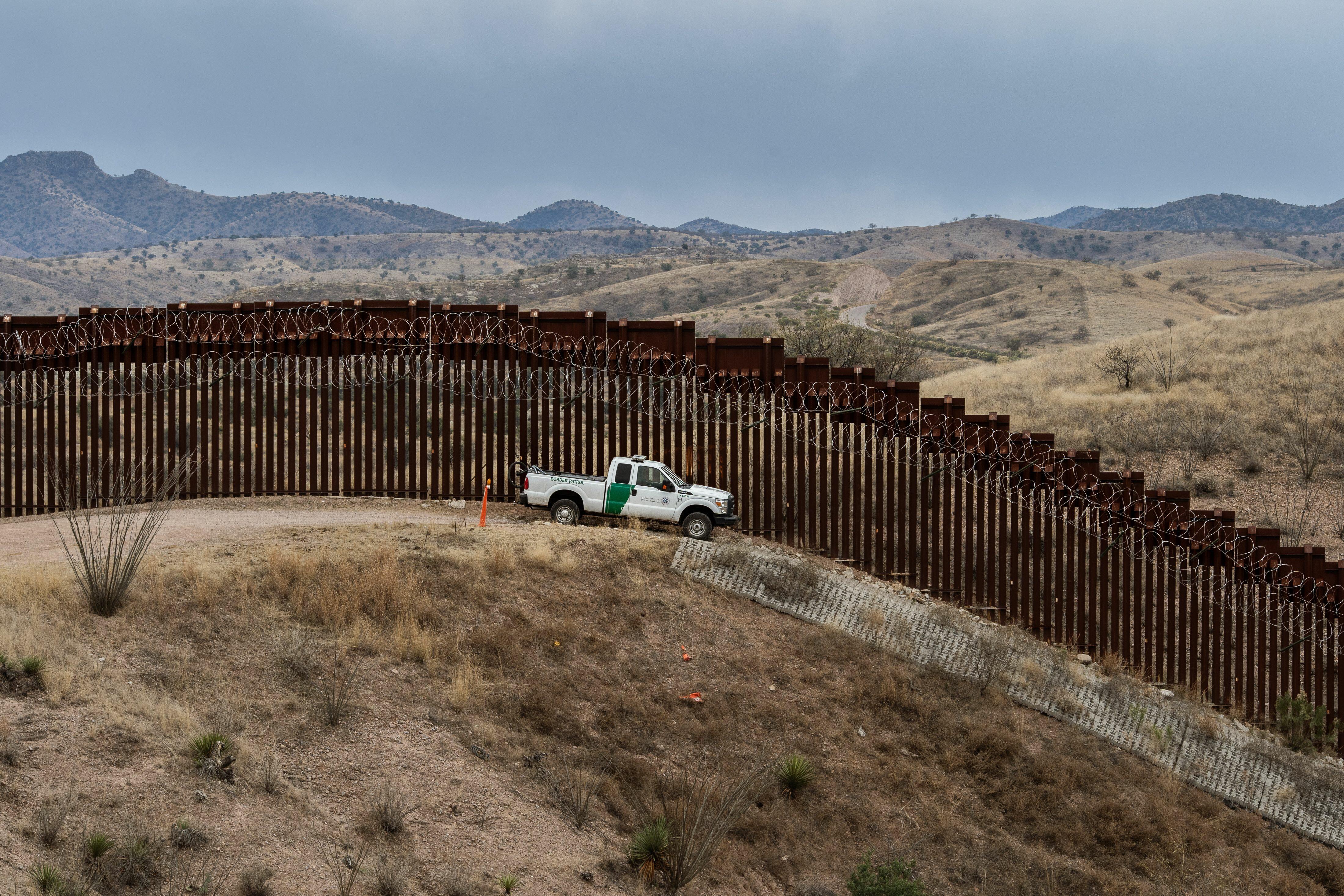 Mexico border. Аризона граница с Мексикой. Бордер США. Бордер США Мексика. Бордер Мексика США внутри.