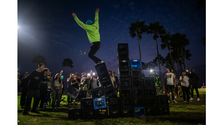 A man falls down of a pyramid of milk crates while he participates of the Milk Crate Challenge.