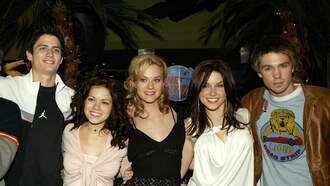 ‘Drama Queens’ On Awkward Kisses, Absentee Parents, & Too Many Lamps