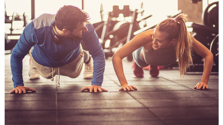 Push-ups i gym.