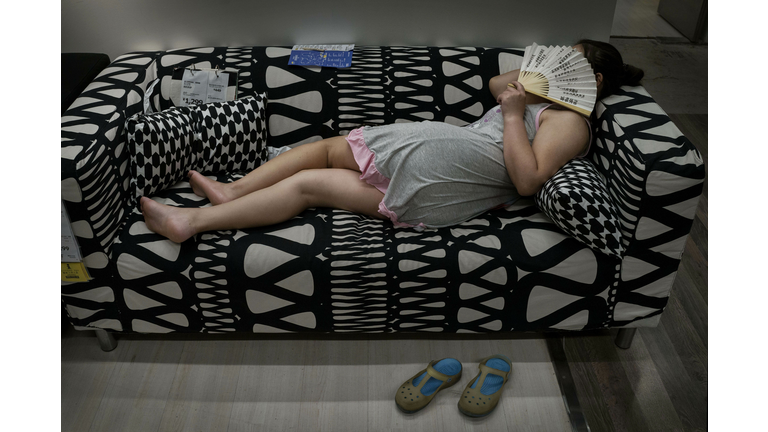 Chinese Shoppers Make The Most Of IKEA's Open Bed Policy