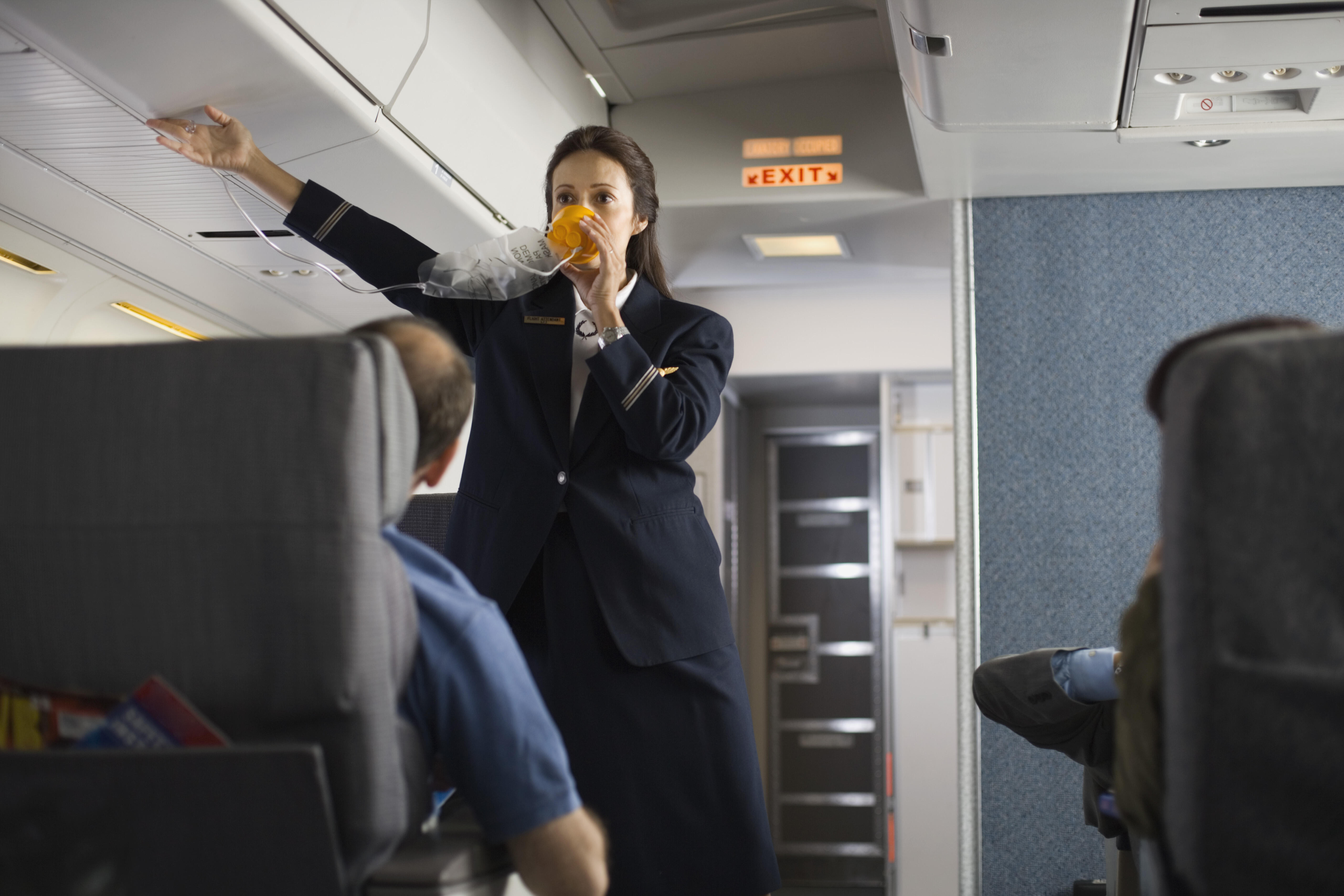 Watch Unruly Airline Passenger Growls At Flight Attendants Iheart