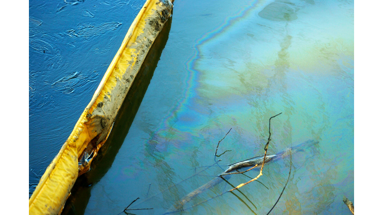 Oil Spill Threatens Contamination Of Ohio River