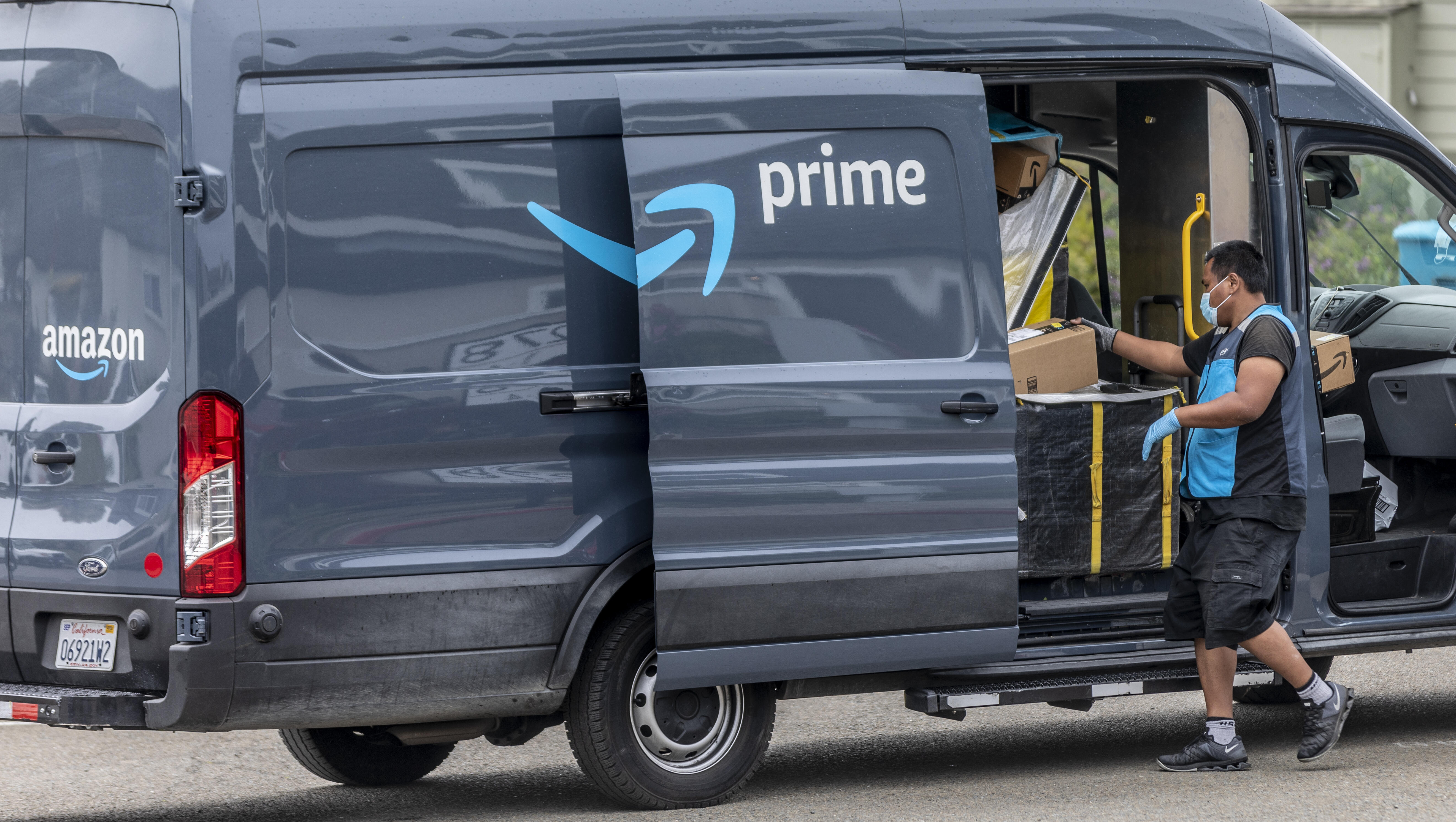Amazon Delivery Driver Leaves Package at Smoking Garage, Doesn't Call 911