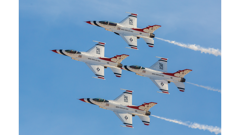 USAF Thunderbirds perform air show routine
