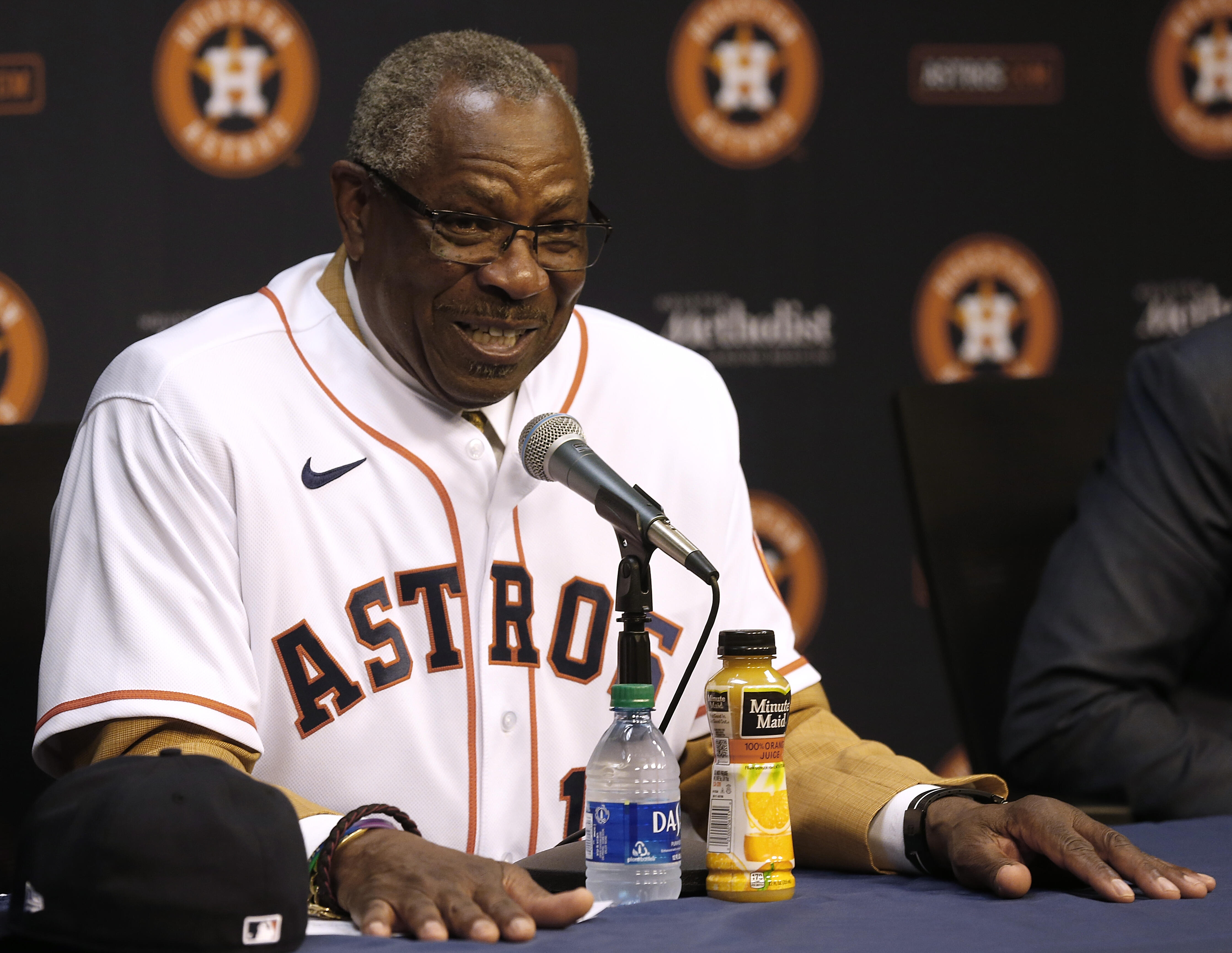 Dusty Baker Chugs Champagne Out Of Cleat To Celebrate Astros Win