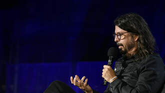 DAVE GROHL: Reads Ringo's Octopus’s Garden