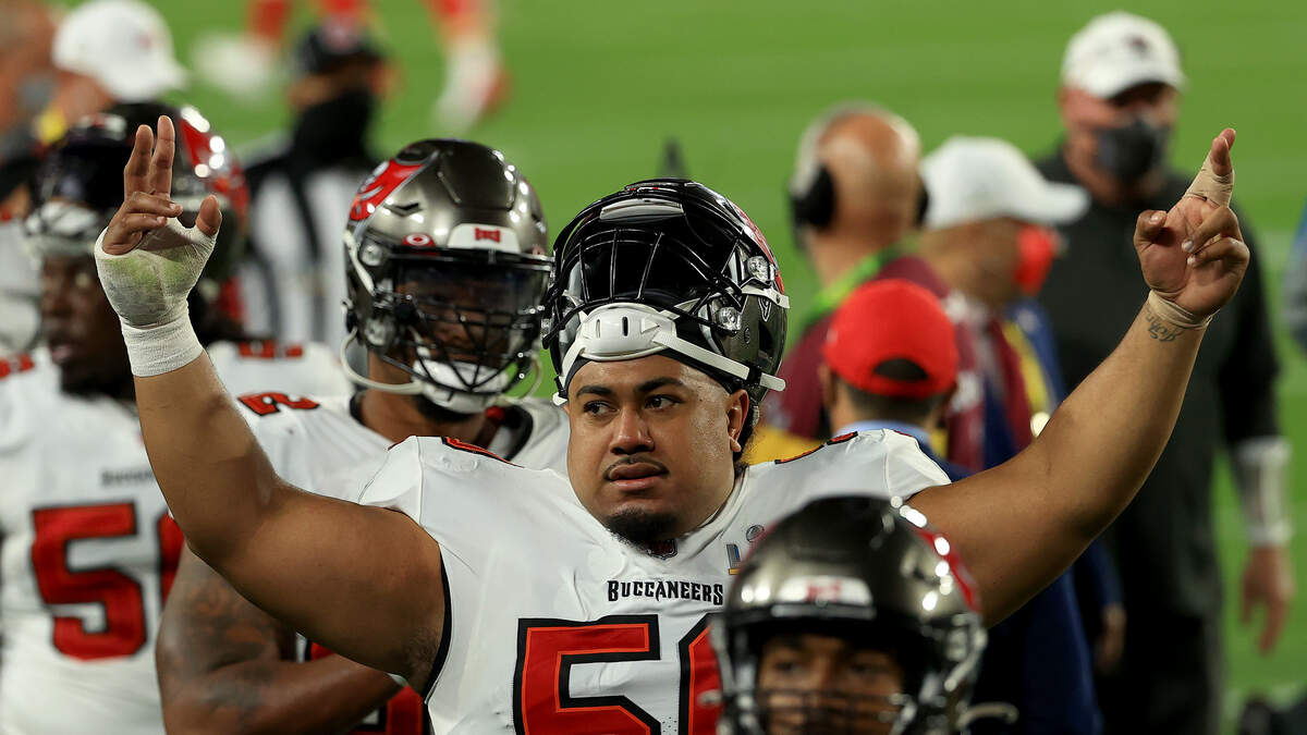 Vita Vea Struggles To Get His Jersey Off For A Jersey Swap