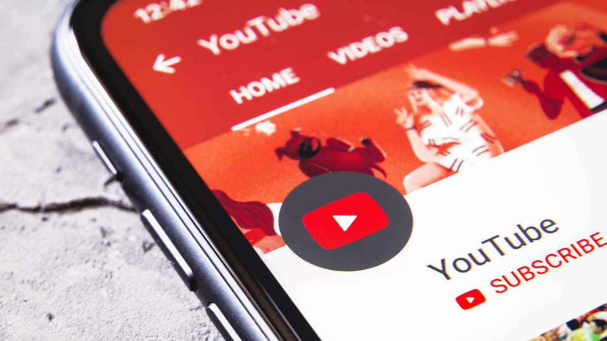 Youtube перестали замедлять. Поиск приложений на айфоне. Красный айфон 7 сломался. Ютубе. It приложения.