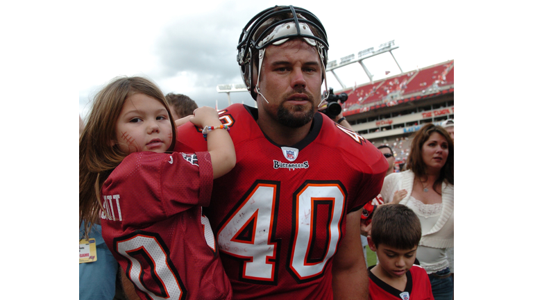 Mike Alstott donates Thanksgiving dinners to all 46 HCFR stations