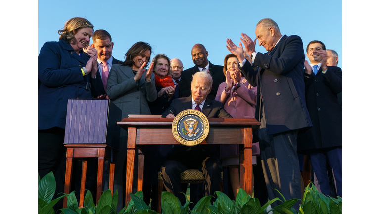 TOPSHOT-US-POLITICS-BIDEN-INFRASTRUCTURE-SIGNING