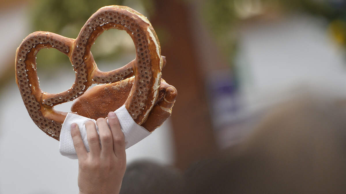 Matthew Stafford's wife threw a pretzel at 49ers fan on Monday night