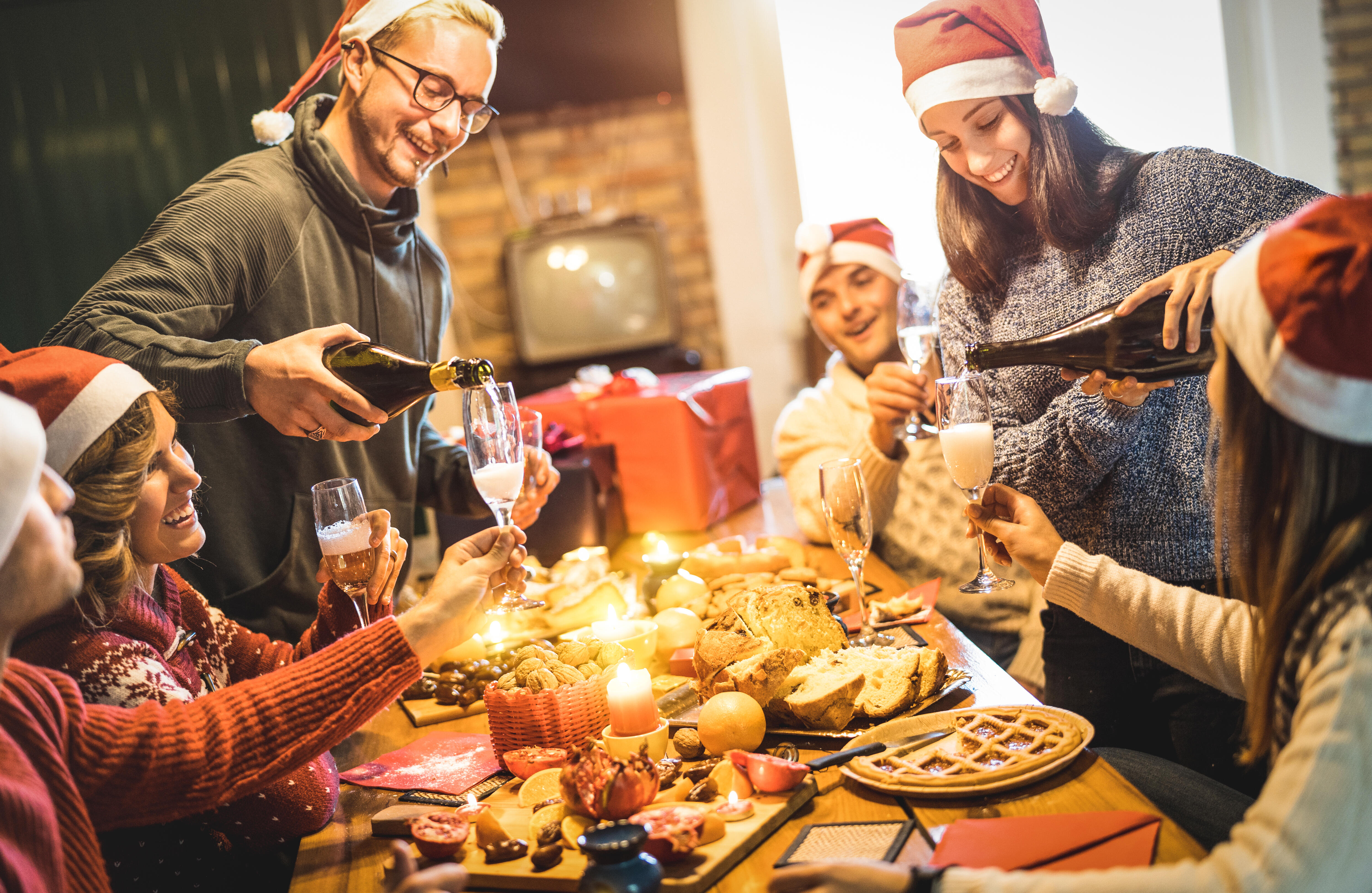 Family christmas tradition. Рождественский ужин. Обед на Рождество. Ужин на Рождество. Празднование Рождества в ресторане.