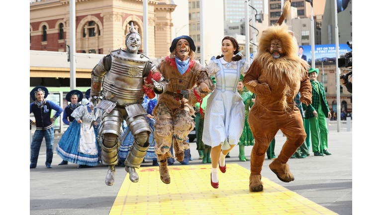The Wizard of Oz Cast Walk The Streets Of Melbourne
