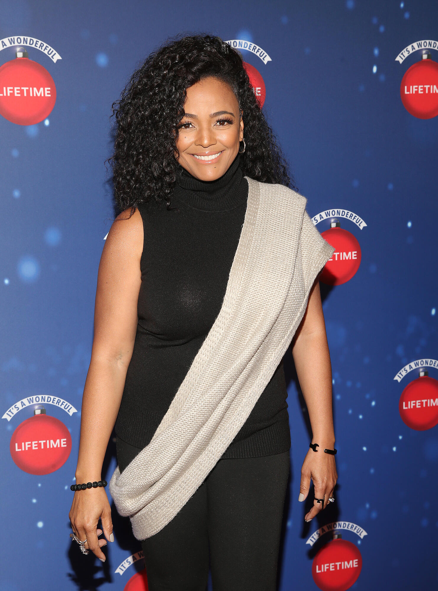 Lifetime's Christmas Movie Stars Kick Off Say "Santa!" with "It's A Wonderful Lifetime" Photo Experience