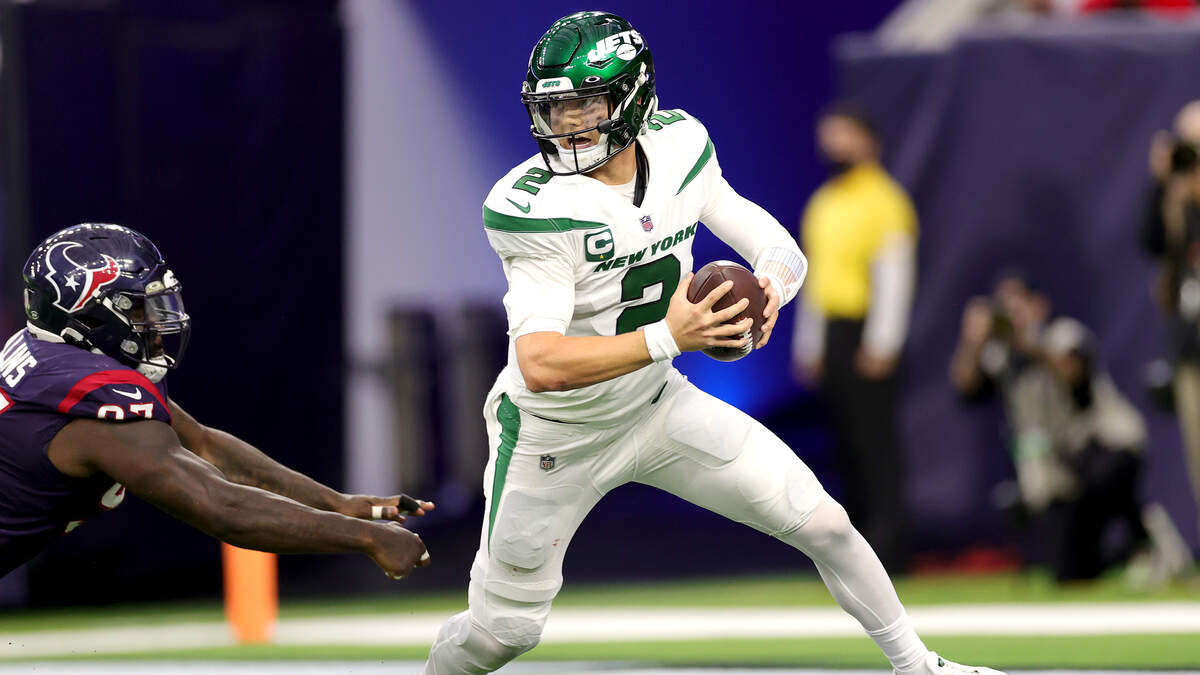 November 28, 2021: Houston Texans defensive tackle Jaleel Johnson (93) rips  the helmet off of New York Jets quarterback Zach Wilson (2) during the 2nd  quarter of an NFL football game between