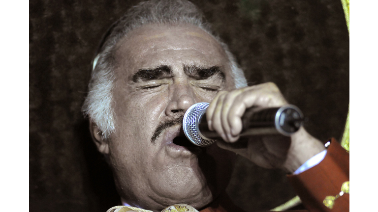 Mexican singer Vicente Fernández perform