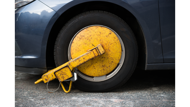 Car wheel blocked by wheel lock because illegal parking violation