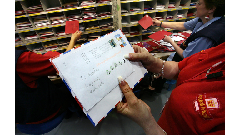 Post Office Processes Final Mail For Xmas Deadline