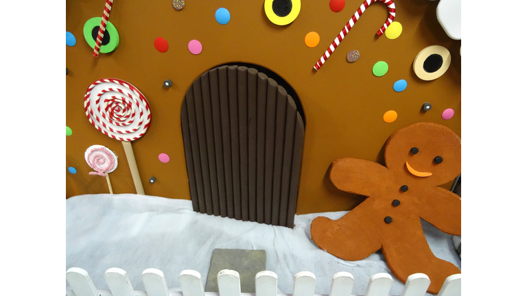 Large life-size gingerbread house model, gingerbread man, Christmas decorations, winter-display