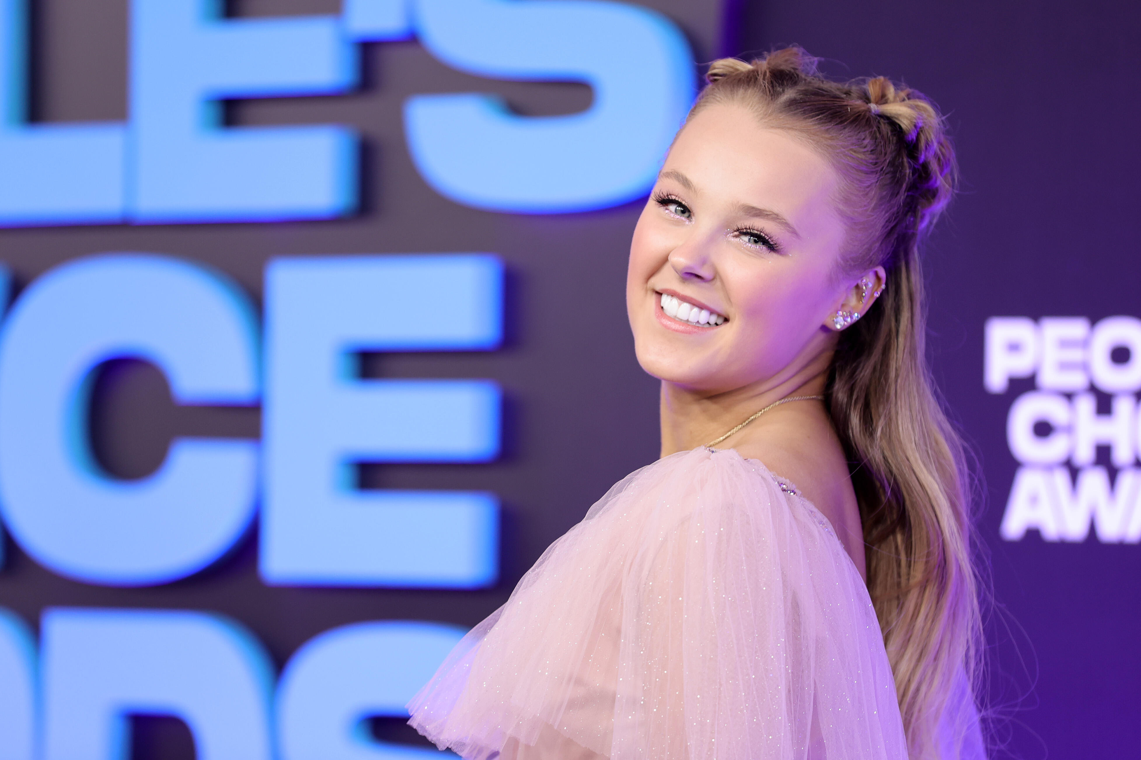 JoJo Siwa Coming Out as Gay Is Great for Kids & Parents – SheKnows