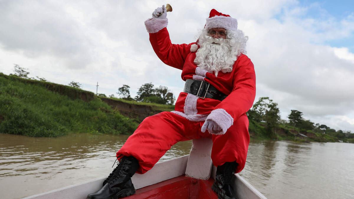 Santa has. Санта на лодке.