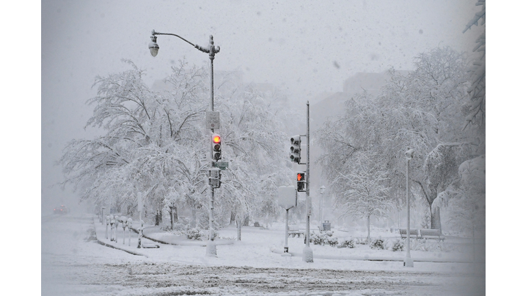 TOPSHOT-US-WEATHER-HEALTH-TRAVEL-VIRUS-SNOW