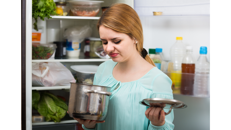 woman noticed foul smell of food from casserole