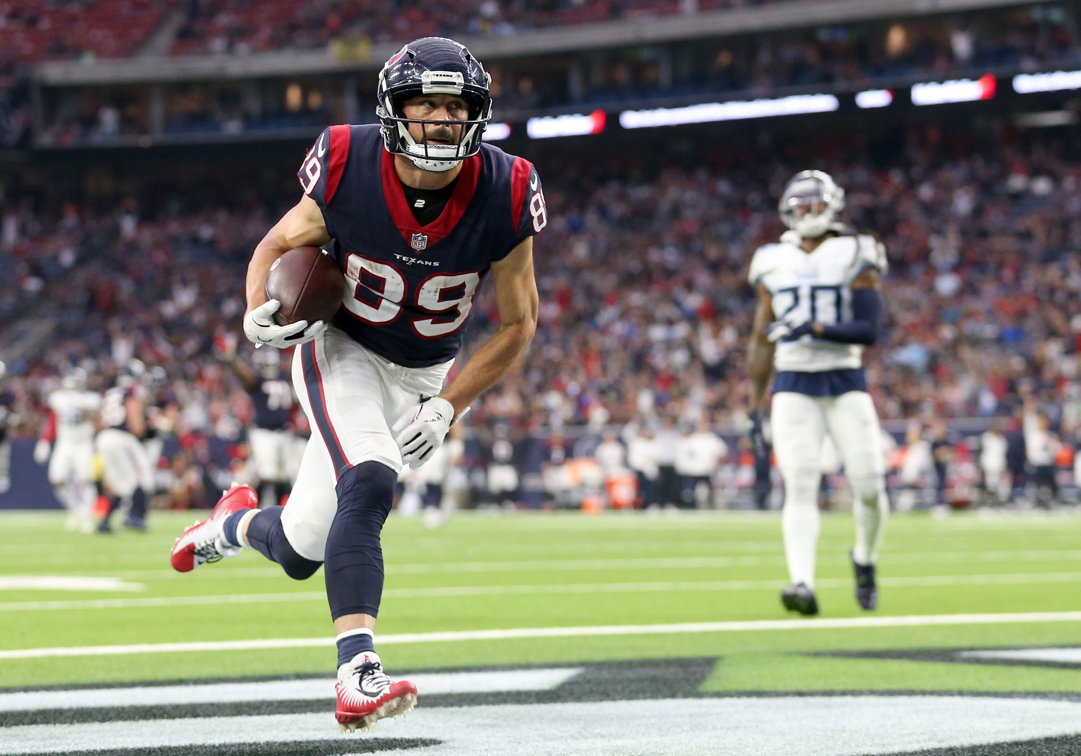 Texans' Danny Amendola plans to finish season after knee surgery