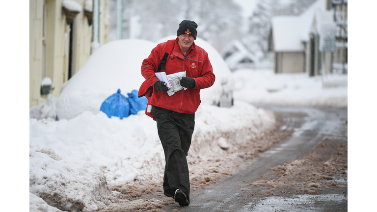 A Mail Carrier in Iowa Has Life-Saving Rescue Caught On Camera