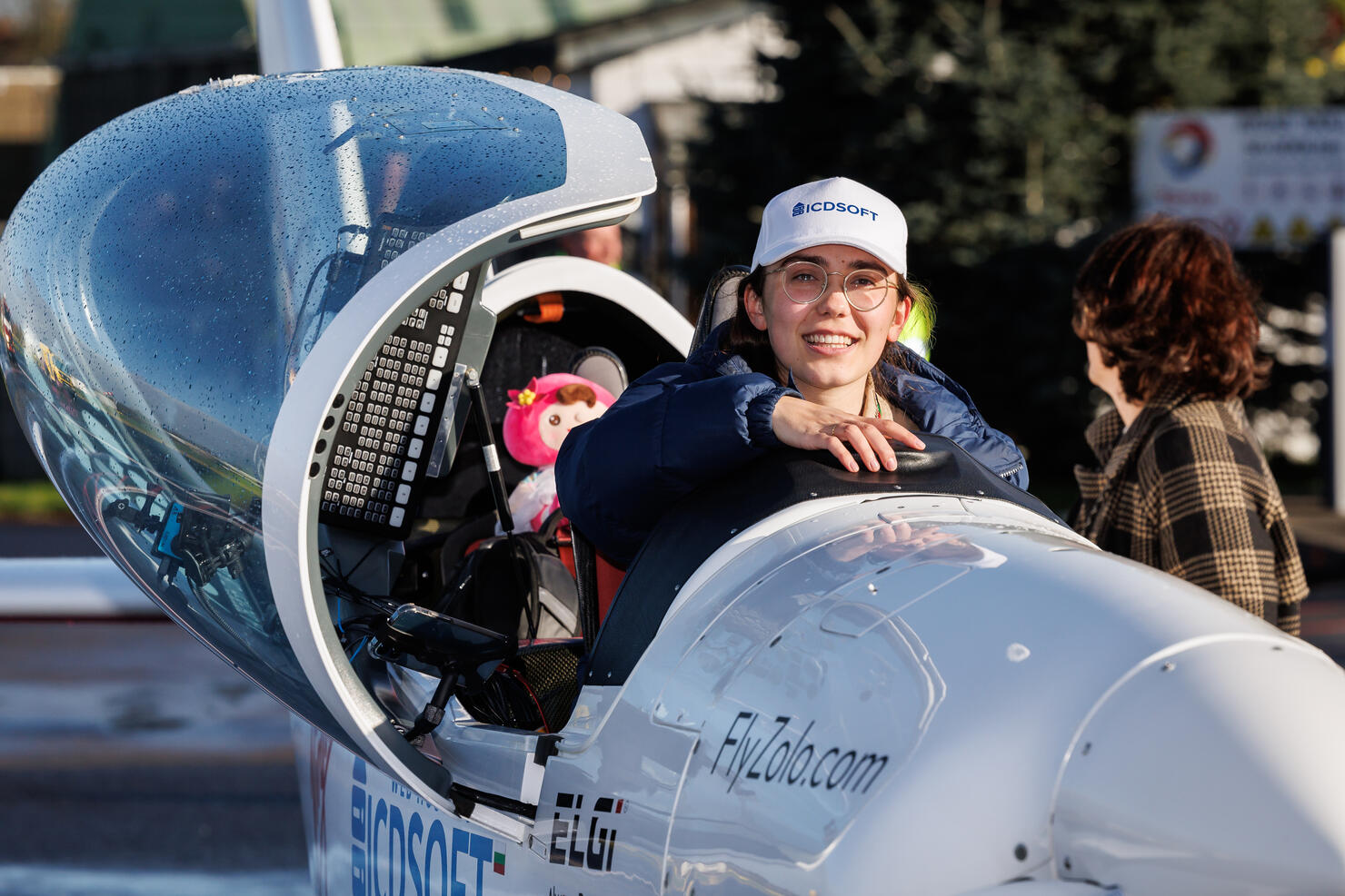 WEVELGEM ARRIVAL RECORD ATTEMPT YOUNGEST WOMAN SOLO FLIGHT