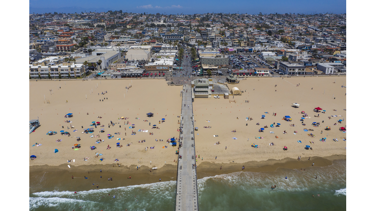 TOPSHOT-US-HEALTH-VIRUS-WEATHER-HEAT-BEACH