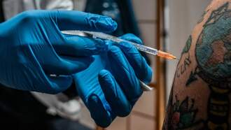 Hombre se hace Tattoo del trasero de su novia en su estómago 