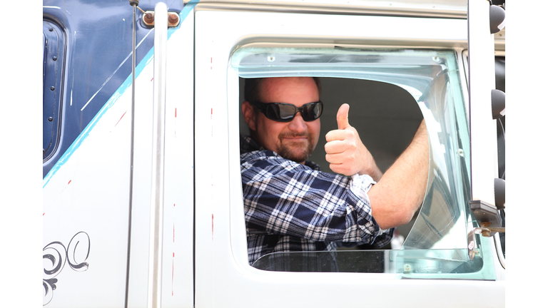 Australian Truckers Hold "Convoy Of No Confidence"  Against Gillard Government