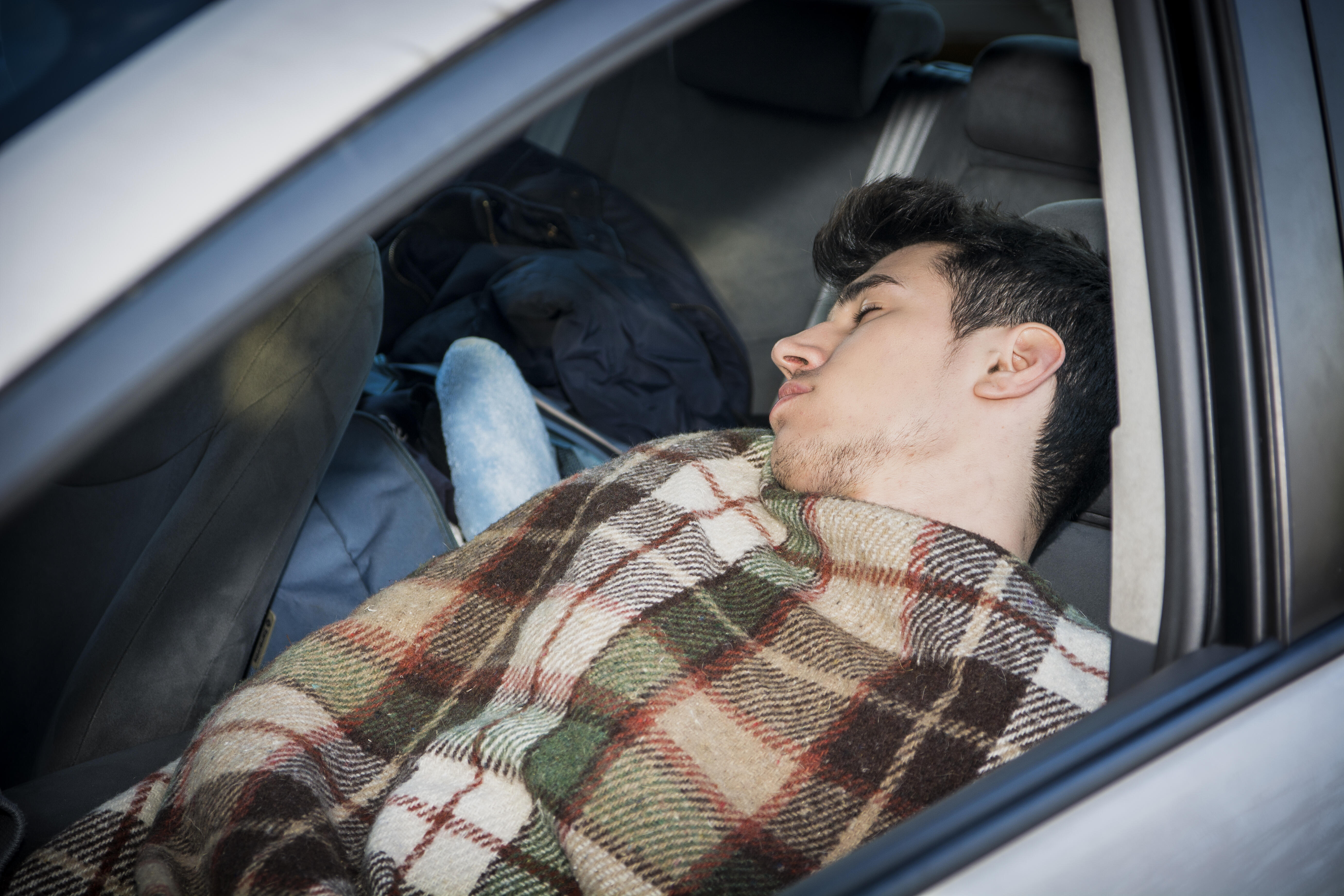 Фото узбеки спят. Человек в машине. Мужчина в машине.