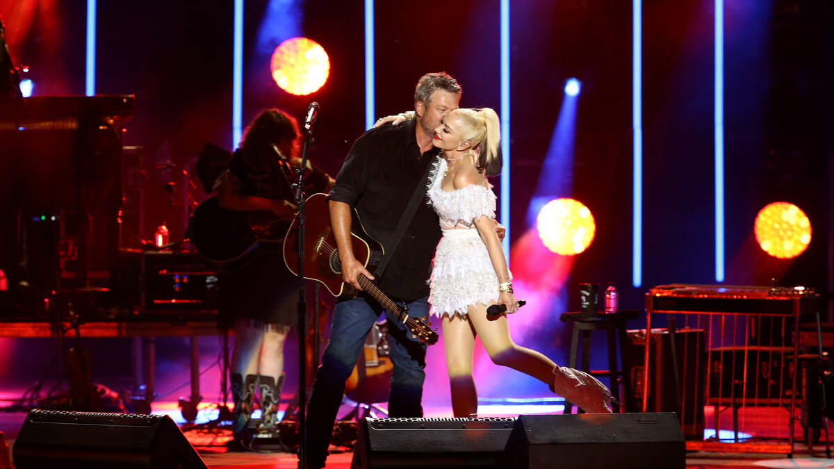 Bud Light Super Bowl Music Fest w/ Blake Shelton & Gwen Stefani