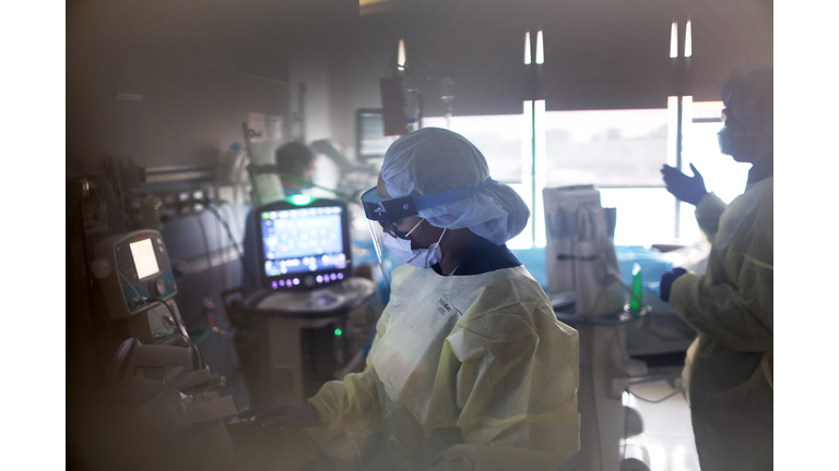 Respiratory Therapists Treat Covid-19 Patients At Chicago Hospital