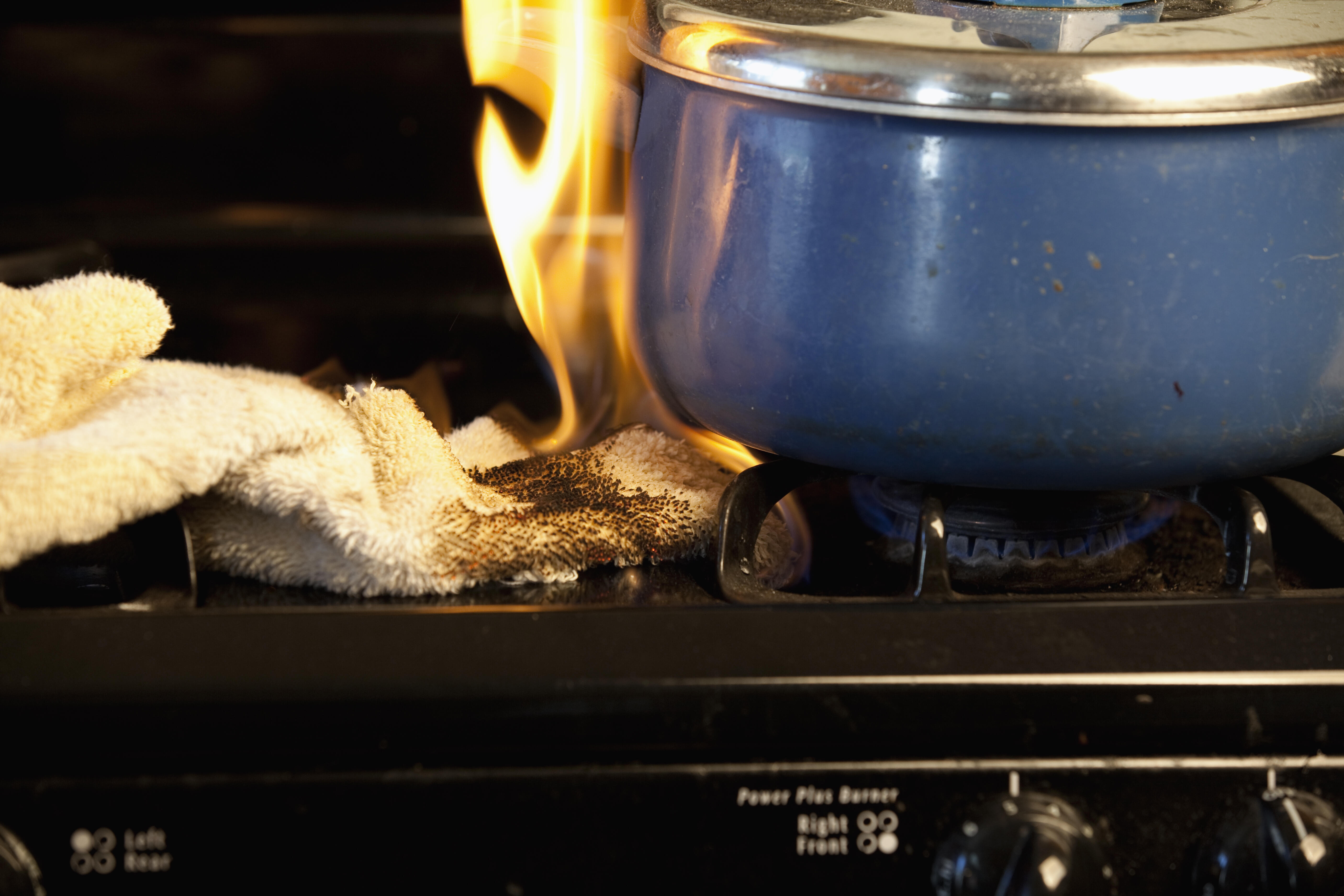 Загорелось масло на сковороде. Газовая плита сгорела. Загорелась газовая плита. Огонь от плиты. Пожары от приготовления пищи.