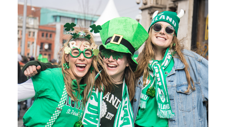 St patrick´s day , group of friends with green hats  smiling