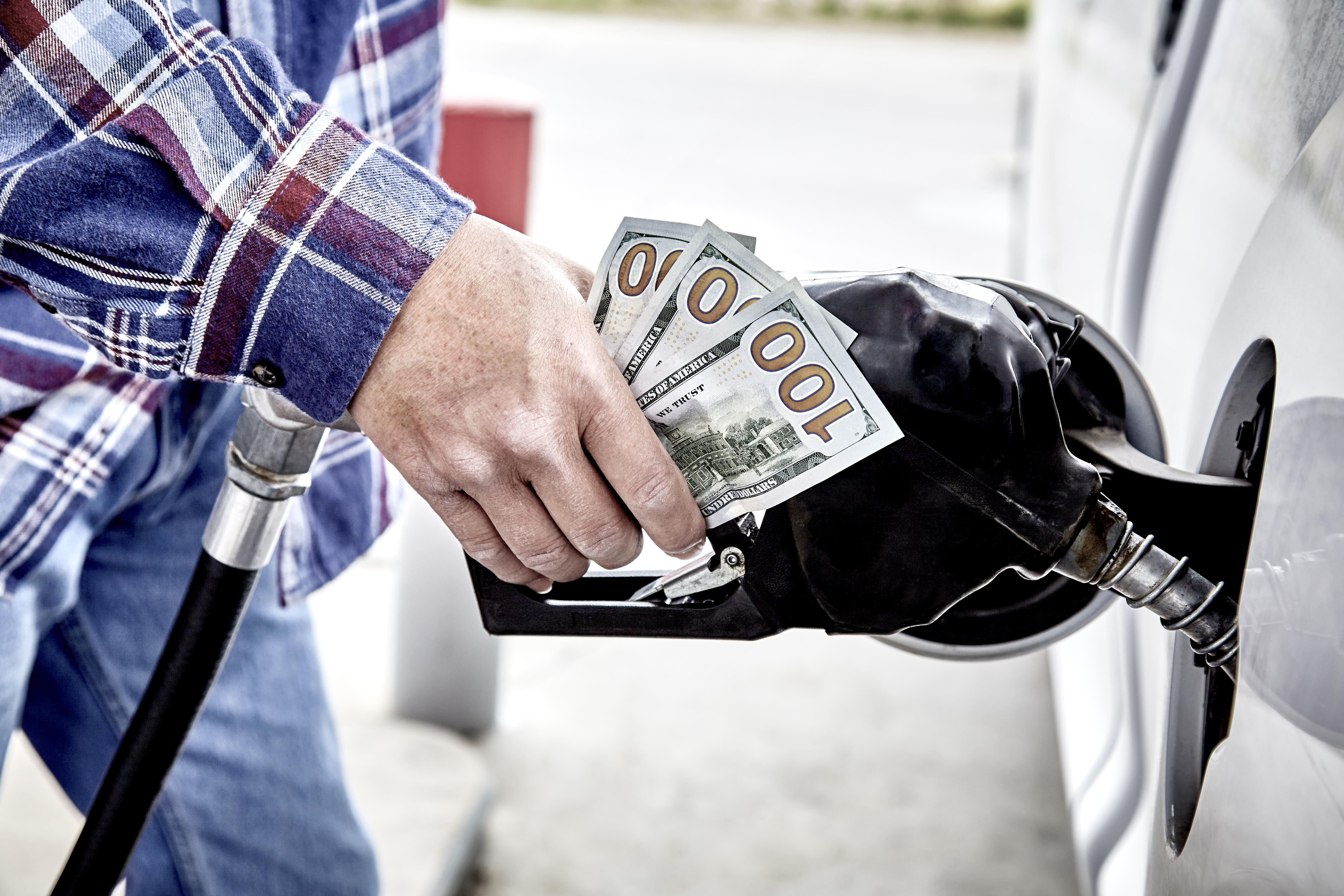 Сколько стоит самый дорогой бензин. Дорогой бензин. Самый дорогой бензин. Рука держит бензин. Сделка по топливу картинка.