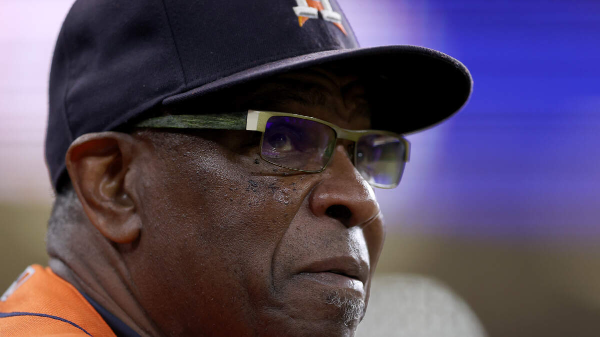 Dusty Baker surprised as son, Darren, delivers lineup card for