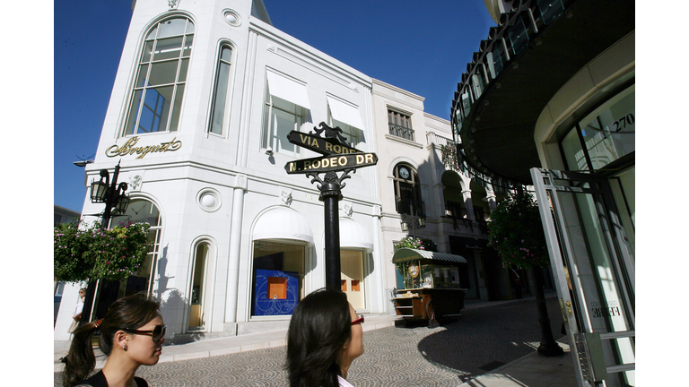 US-LIFESTYLE-RODEO DRIVE-WALK