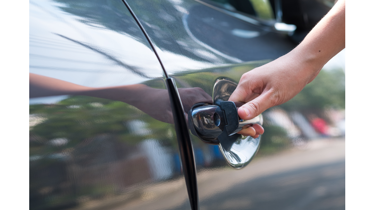 hand open car, holding door handle