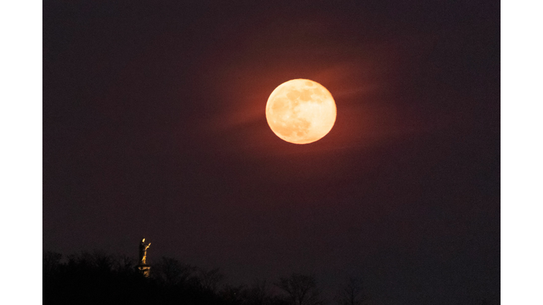 FRANCE-ASTRONOMY-MOON