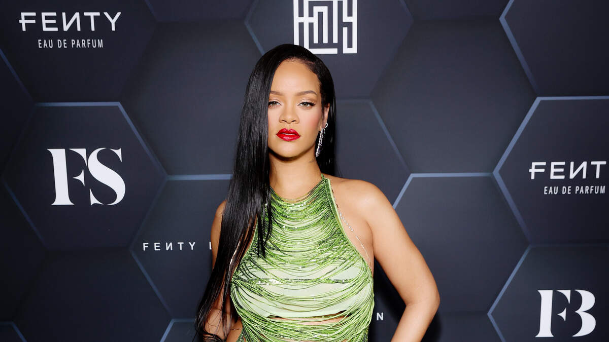 Rihanna & Her Baby Bump Are On The Cover Of Vogue WiLD 94.9 The JV Show