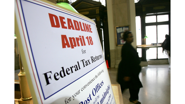 Last Minute Tax Filers Rush To Send Out Returns