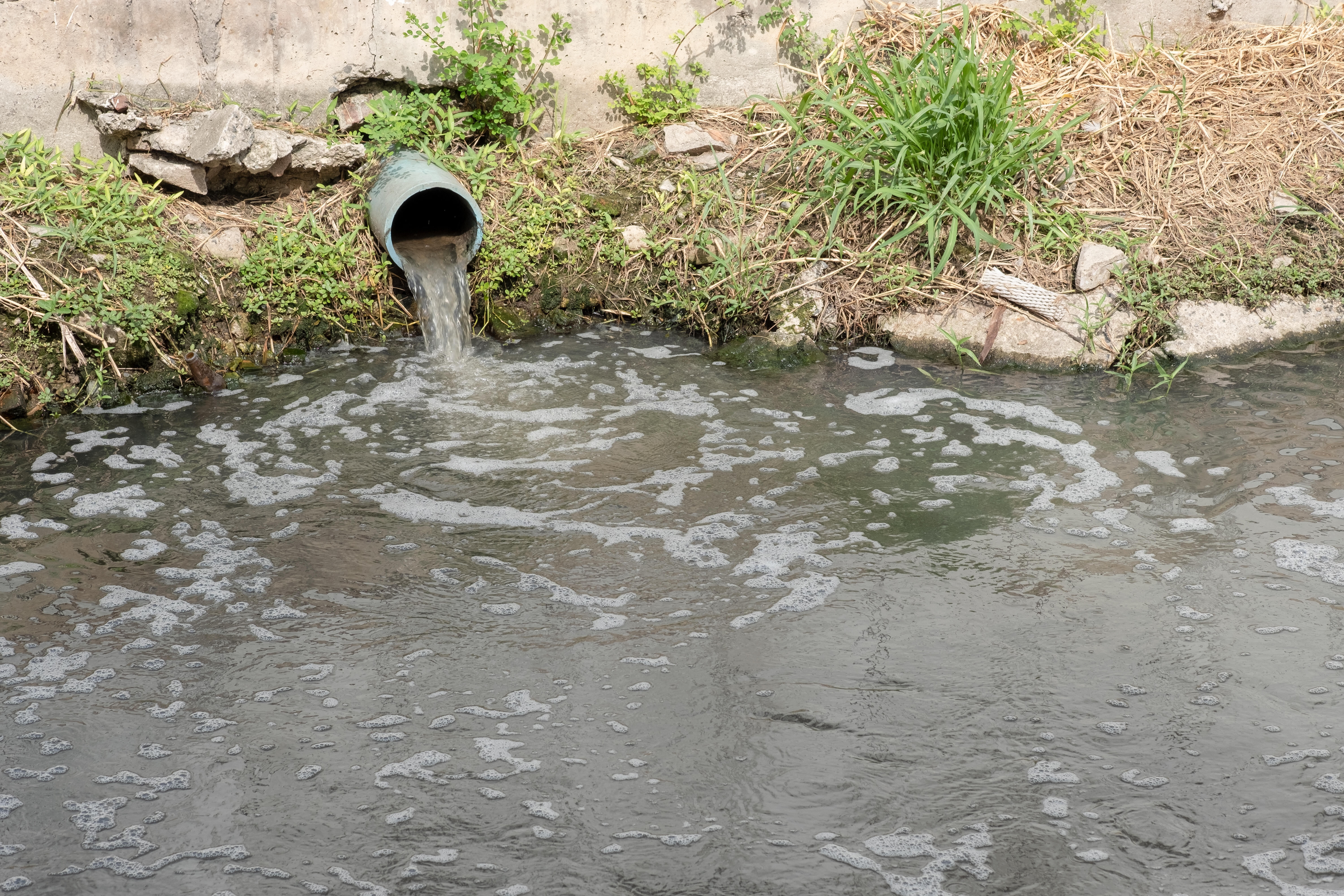 Сброс ливневой воды. Канализация и сточные воды. Ливневые сточные воды. Поверхностные сточные воды. Загрязнение воды канализацией.