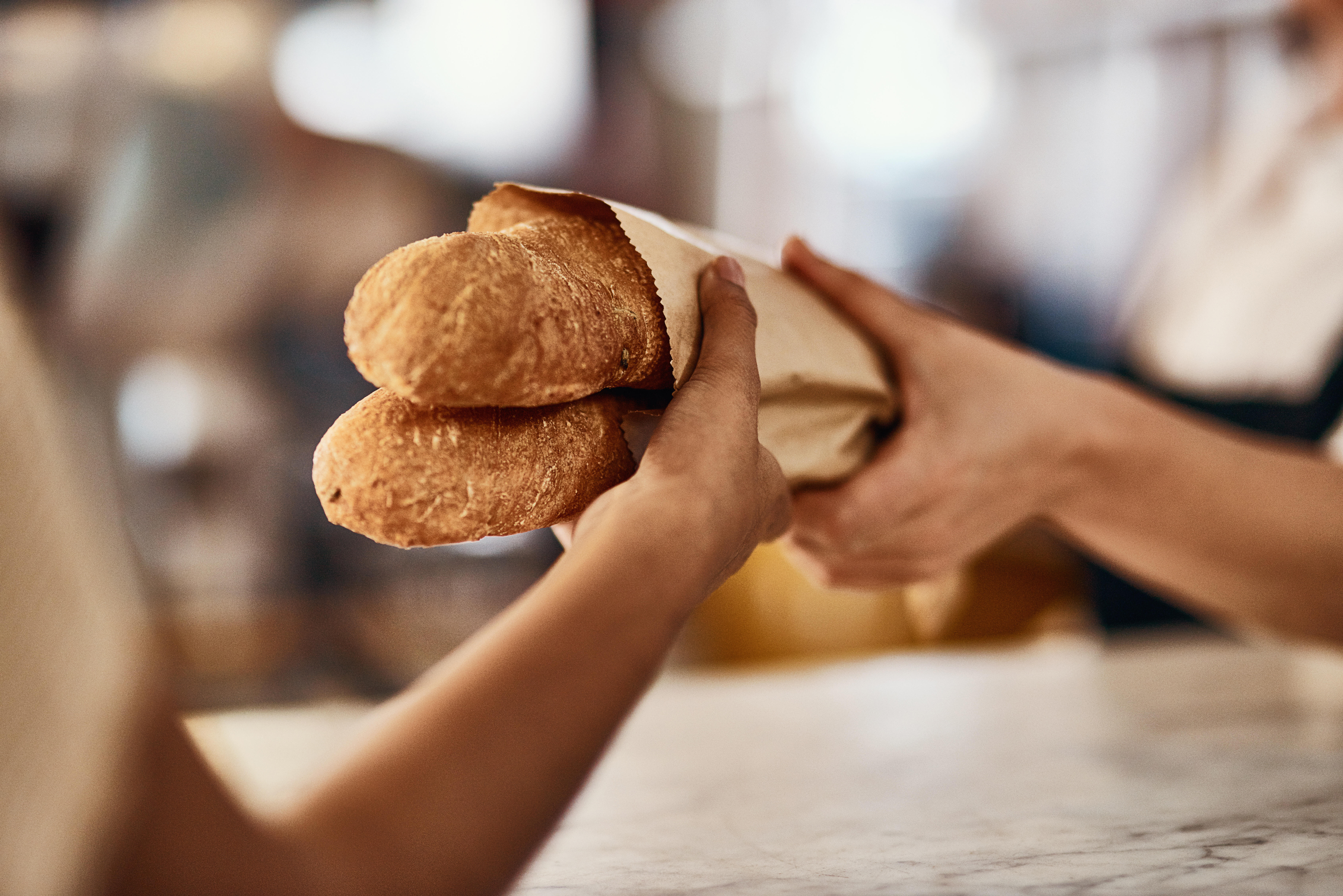 Человек есть много хлеба. Человек ест хлеб. Употребление хлебобулочных изделий. Диетический хлеб. Мужская рука с булкой.