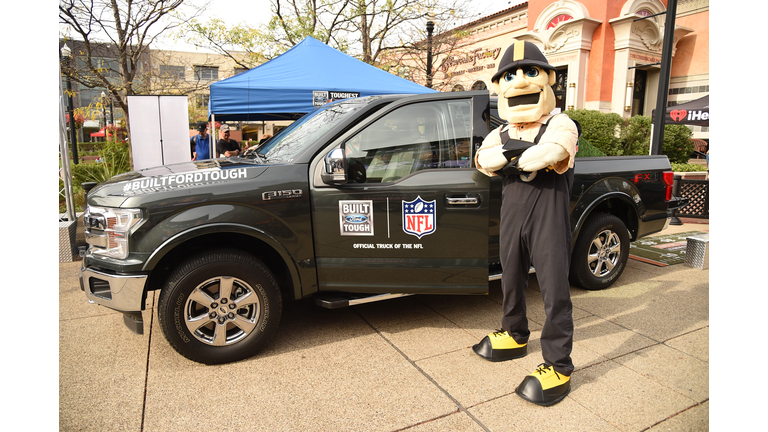 What is a Yinzer? Steelers Mascot Steely McBeam 